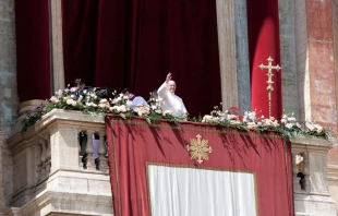 El Papa Francisco imparte la bendiciu00f3n Urbi et Orbi. / Foto: Lucu00eda Ballester (ACI Prensa) 
