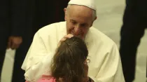 El Papa Francisco bendice a una joven. Foto: Daniel Ibáñez / ACI Prensa