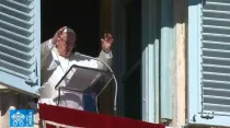 El Papa bendice a los fieles que asistieron al Ángelus. Foto: Captura de Youtube