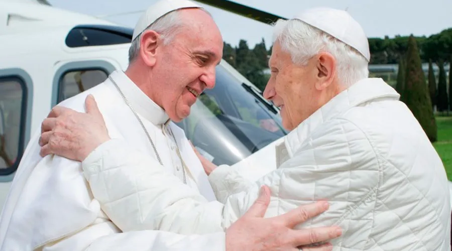 El Papa Francisco junto a Benedicto XVI / Foto: L'Osservatore Romano