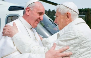 Papa Francisco y Benedicto XVI. Foto: L'Osservatore Romano. 