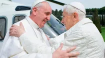 Papa Francisco y Benedicto XVI. Foto: L'Osservatore Romano.