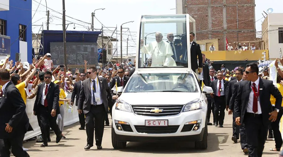 El Papa recorriendo el barrio de Buenos Aires, en Trujillo. Foto: ANDINA/Paul Vallejos.