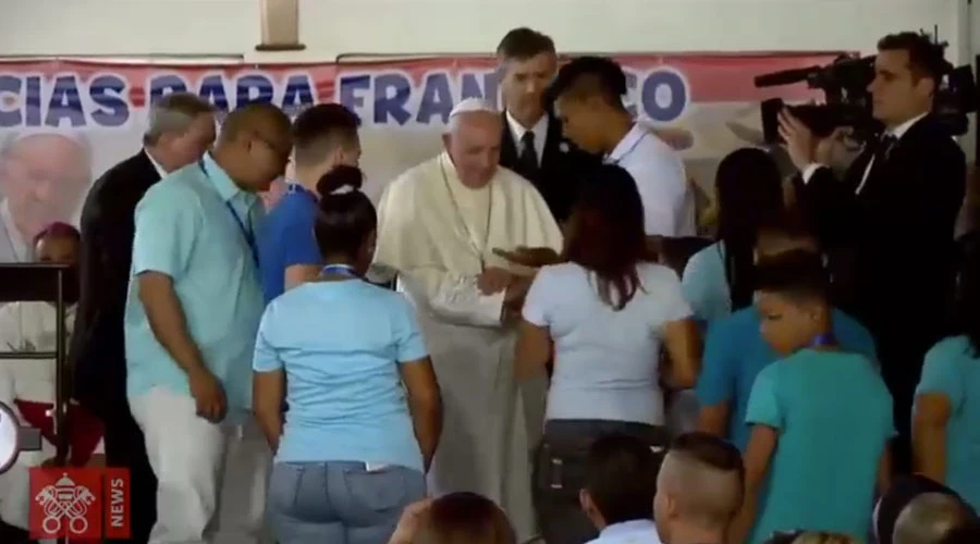 El Papa Francisco en la casa hogar El Buen Samaritano. Captura Youtube?w=200&h=150