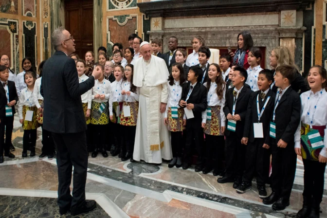 El arte es un medio formidable para transmitir el mensaje de Navidad, afirma el Papa