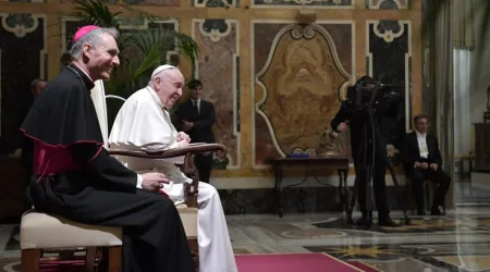 El estilo sinodal también debe aplicarse en la atención a los enfermos, afirma el Papa