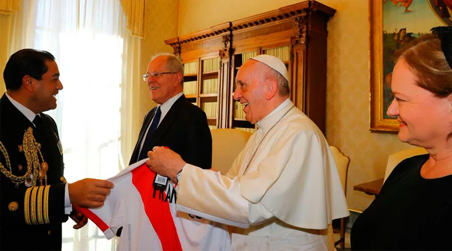 En el encuentro del Presidente del Perú con el Papa le obsequian una camiseta de la selección de fútbol. Foto: Twitter @prensapalacio?w=200&h=150