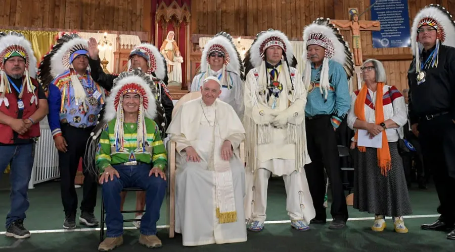 El Papa Francisco y un grupo de indígenas en Canadá. Crédito: Vatican Media?w=200&h=150