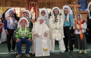 El Papa Francisco y un grupo de indu00edgenas en Canadu00e1. Cru00e9dito: Vatican Media 