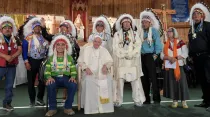 El Papa Francisco y un grupo de indígenas en Canadá. Crédito: Vatican Media