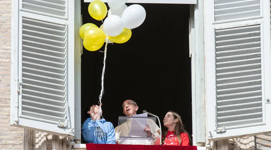 El Papa suelta unos globos junto a niños de Acción Católica. Foto: Vatican Media?w=200&h=150