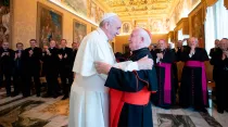 El Papa saluda al Cardenal Cañizares. Foto: Vatican Media