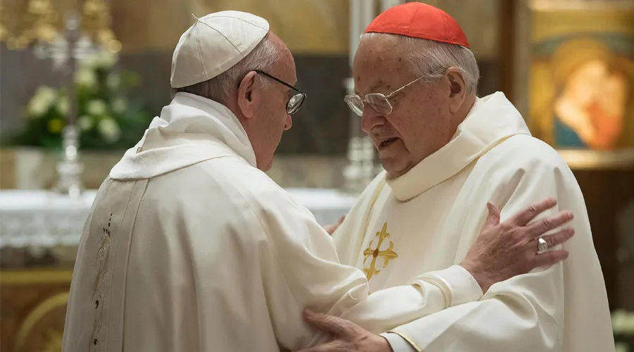 El Papa agradece al Cardenal Sodano su servicio a la Iglesia en su 90 cumpleaños