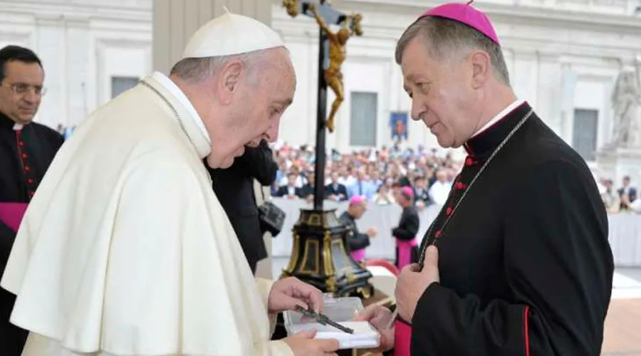 El Papa Francisco y el Cardenal Blase Cupich en el Vaticano. Crédito: Vatican Media?w=200&h=150