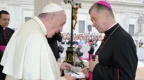 El Papa Francisco y el Cardenal Blase Cupich en el Vaticano. Crédito: Vatican Media