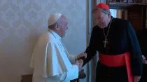 El Papa Francisco y el Cardenal Pell. Crédito: Youtube Vatican News / Captura de video.
