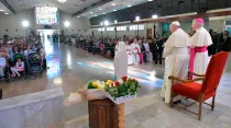 El Papa saluda a fieles en la Catedral de Abu Dhabi. Foto: Vatican Media