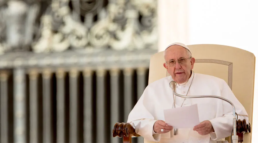 El Papa Francisco pronuncia su catequesis. Foto: Daniel Ibañez / ACI Prensa
