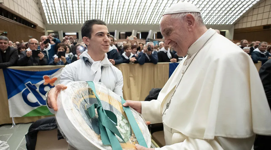El Papa Francisco recibe al Centro de Turismo Juvenil. Foto: Vatican Media