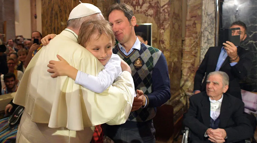 El Papa Francisco abraza a un niño enfermo en la Catedral de Cesena. Foto: L'Osservatore Romano