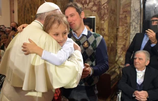 El Papa Francisco abraza a un niu00f1o enfermo en la Catedral de Cesena. Foto: L'Osservatore Romano 