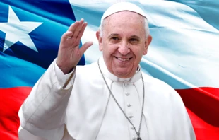 Papa Francisco y bandera de Chile / Cru00e9dito: Comunicaciones Iglesia de Santiago 