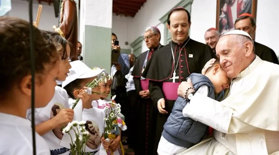 Papa Francisco abraza a niño en Colombia. Foto: Instagram / @franciscus.?w=200&h=150