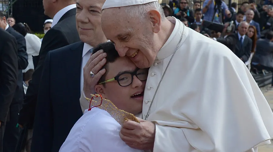 El Papa Francisco abraza a un niño en Colombia / Crédito: Juan Tena - Presidencia de Colombia?w=200&h=150