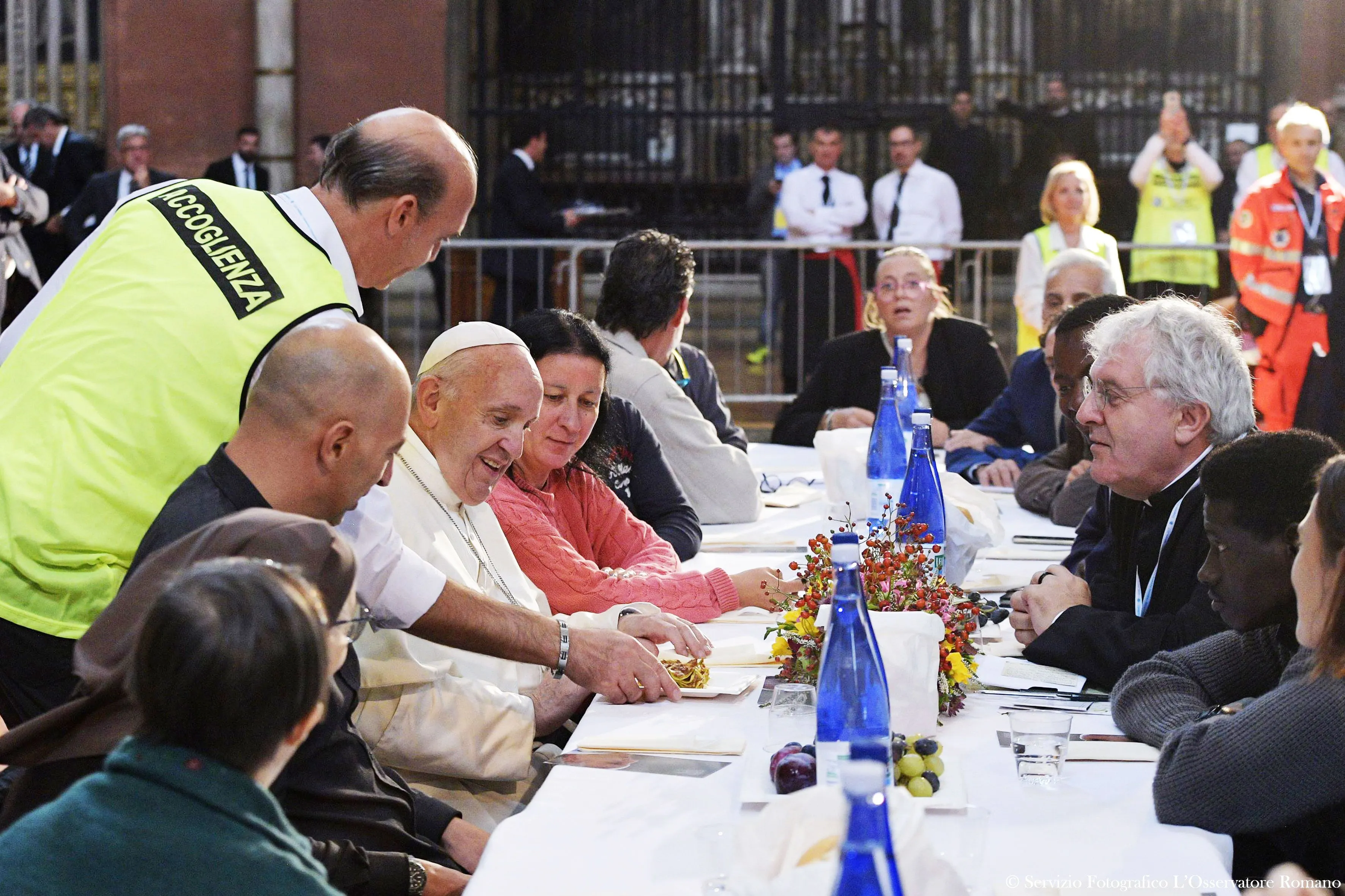 El Papa Francisco almuerza con un grupo de pobres. Foto: L'Osservatore Romano?w=200&h=150