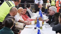 El Papa come con un grupo de pobres. Foto: Vatican Media