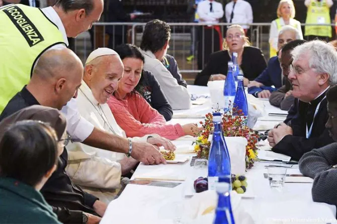 El Papa Francisco pide cercanía a los pobres sin buscar protagonismo