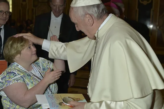 El mundo necesita saber que no “sufro” de Síndrome de Down, escribe joven actriz al Papa