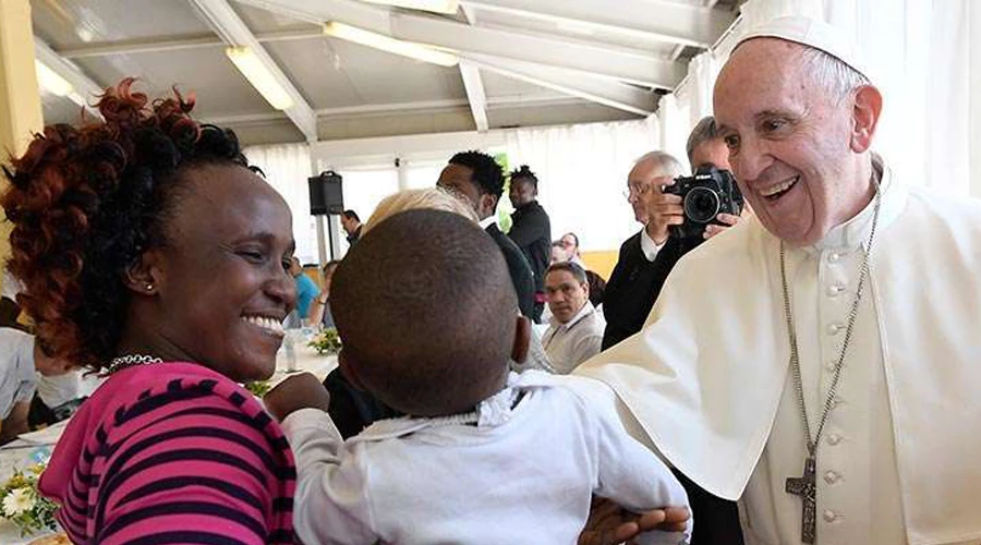 El Papa Francisco saluda a migrantes en Italia. Foto: Vatican Media?w=200&h=150