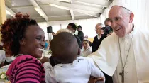 El Papa Francisco saluda a migrantes en Italia. Foto: Vatican Media