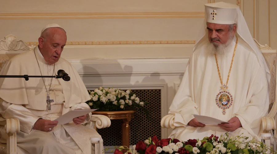 El Papa Francisco con el Patriarca Daniel de la Iglesia Ortodoxa de Rumanía. Foto: VAMP / ACI?w=200&h=150