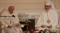 El Papa Francisco con el Patriarca Daniel de la Iglesia Ortodoxa de Rumanía. Foto: VAMP / ACI
