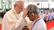 El Papa Francisco bendice a un sacerdote de Bangladesh / Foto: L'Osservatore Romano
