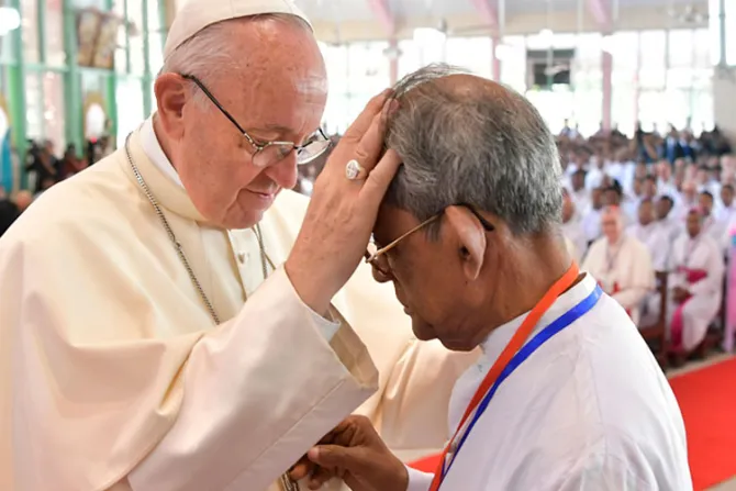 El Papa a sacerdotes y consagrados en Bangladesh: “Cuiden la semilla de la vocación”