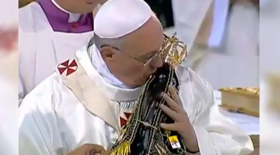 El Papa Francisco con Virgen de Aparecida / Foto: Captura YouTube?w=200&h=150
