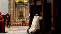 El Papa Francisco confesando en el marco de "24 horas para el Señor" en el 2014 / Foto: L'Osservatore Romano