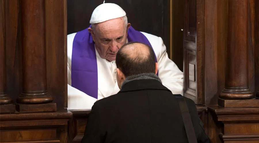 El Papa Francisco confiesa a un sacerdote. Foto: Vatican Media?w=200&h=150