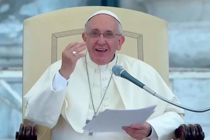 VIDEO: La Iglesia no tiene compañía de seguro para la fe, bromea el Papa