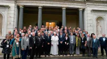 El Papa Francisco con participantes del Seminario "El derecho humano al agua" / Foto: L'Osservatore Romano