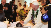 Papa Francisco saluda a joven con discapacidad en Corea. Foto: Comité preparatorio para la visita del Papa a Corea