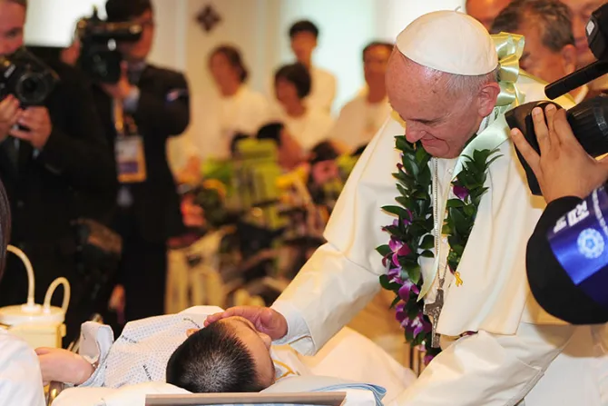 El Papa Francisco consuela a quienes sufren con corazón de sacerdote y no por cálculo político