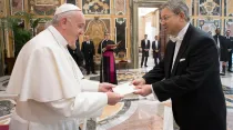 El Papa Francisco recibe las credenciales de uno de los nuevos embajadores. Foto: Vatican Media