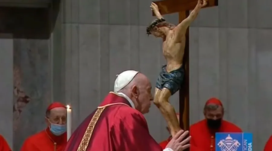 El Papa Francisco besa la cruz durante la Celebración de la Pasión del Señor. Crédito: Captura de video Youtube Vatican News