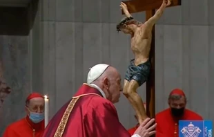 El Papa Francisco besa la cruz durante la Celebraciu00f3n de la Pasiu00f3n del Seu00f1or. Cru00e9dito: Captura de video Youtube Vatican News 