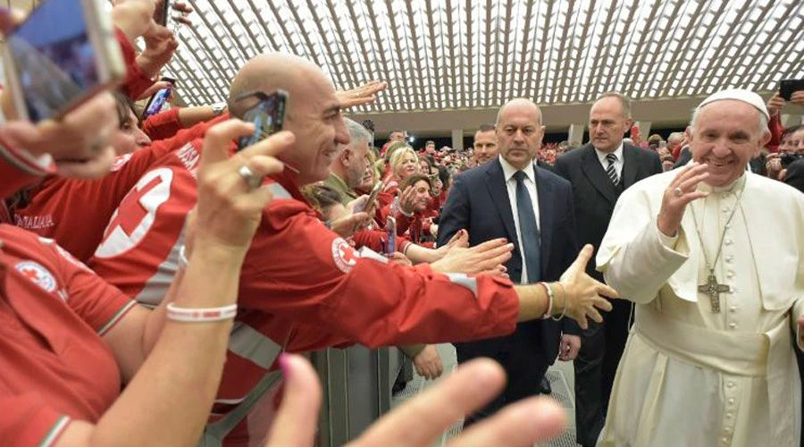 El Papa junto con los voluntarios de la Cruz Roja. Foto: Vatican Media?w=200&h=150