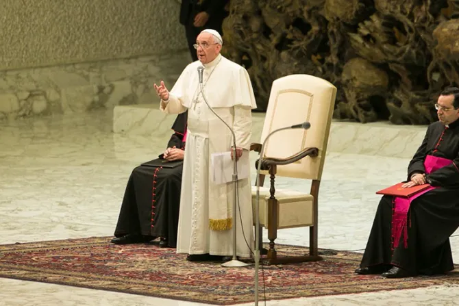 Papa Francisco insiste en defender a familias de “colonizaciones ideológicas”